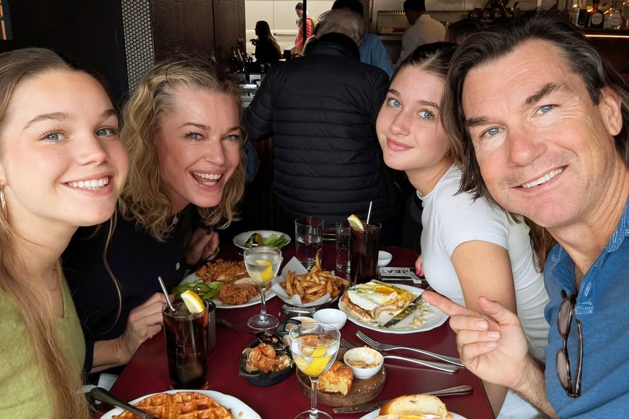 Jerry O'Connell and Rebecca Romijn with their twin daughtersCredit: Jerry O'Connell/Instagram