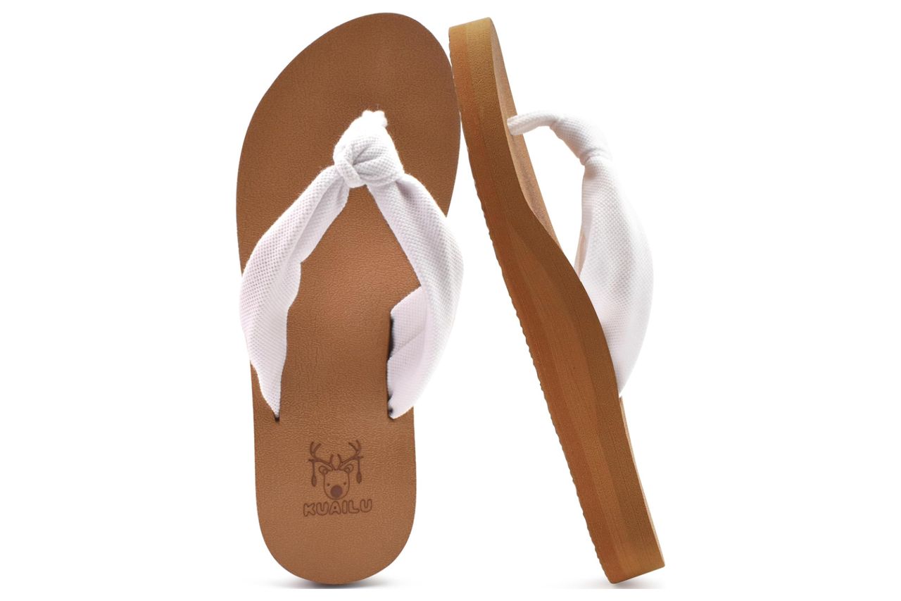 KuaiLu Flip Flops for Women with Arch Support Yoga Mat Comfortable Summer Beach Walking Thong Cushion Sandals Slip On Indoor Outdoor Credit: Amazon