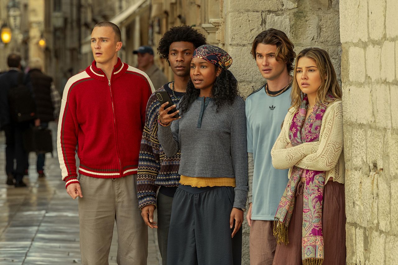 Drew Starkey as Rafe, Jonathan Daviss as Pope, Carlacia Grant as Cleo, Chase Stokes as John B, Madelyn Cline as Sarah Cameron in episode 502 of Outer Banks Drew Starkey, Jonathan Daviss, Carlacia Grant, Chase Stokes, Madelyn Cline in ‘Outer Banks’Credit: Jackson Lee Davis/Netflix