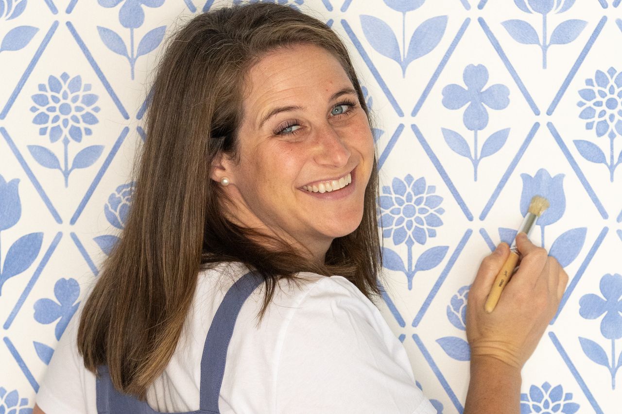 Sara Mathis, Woman Joked to Husband About Recreating UNC’s Basketball Court on Her Porch. Minutes Later, She Found Stadium Chairs on Facebook Sara Mathis is known online for her DIY content.Credit: Sara Mathis