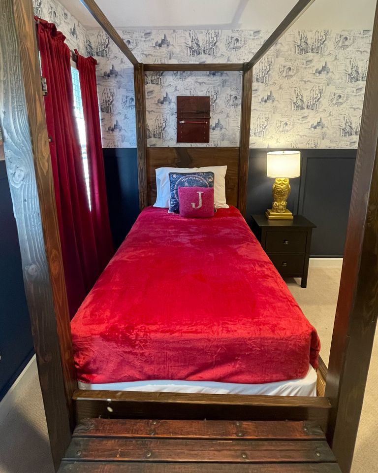 Sara Mathis, Woman Joked to Husband About Recreating UNC’s Basketball Court on Her Porch. Minutes Later, She Found Stadium Chairs on Facebook Mathis also recreated a bedroom from the Harry Potter dormitories for her son who loves the series.Credit: Sara Mathis