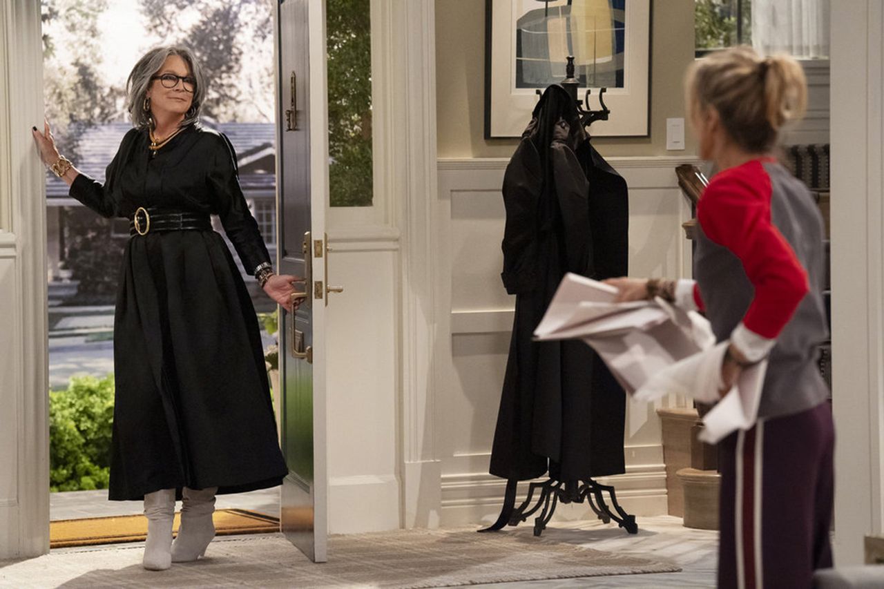 Jamie Lee Curtis as Claudia and Tea Leoni as Jeanie in Newlyweds. Jamie Lee Curtis as Claudia and Tea Leoni as Jeanie in Newlyweds.Credit: Nicole Weingart/NBC