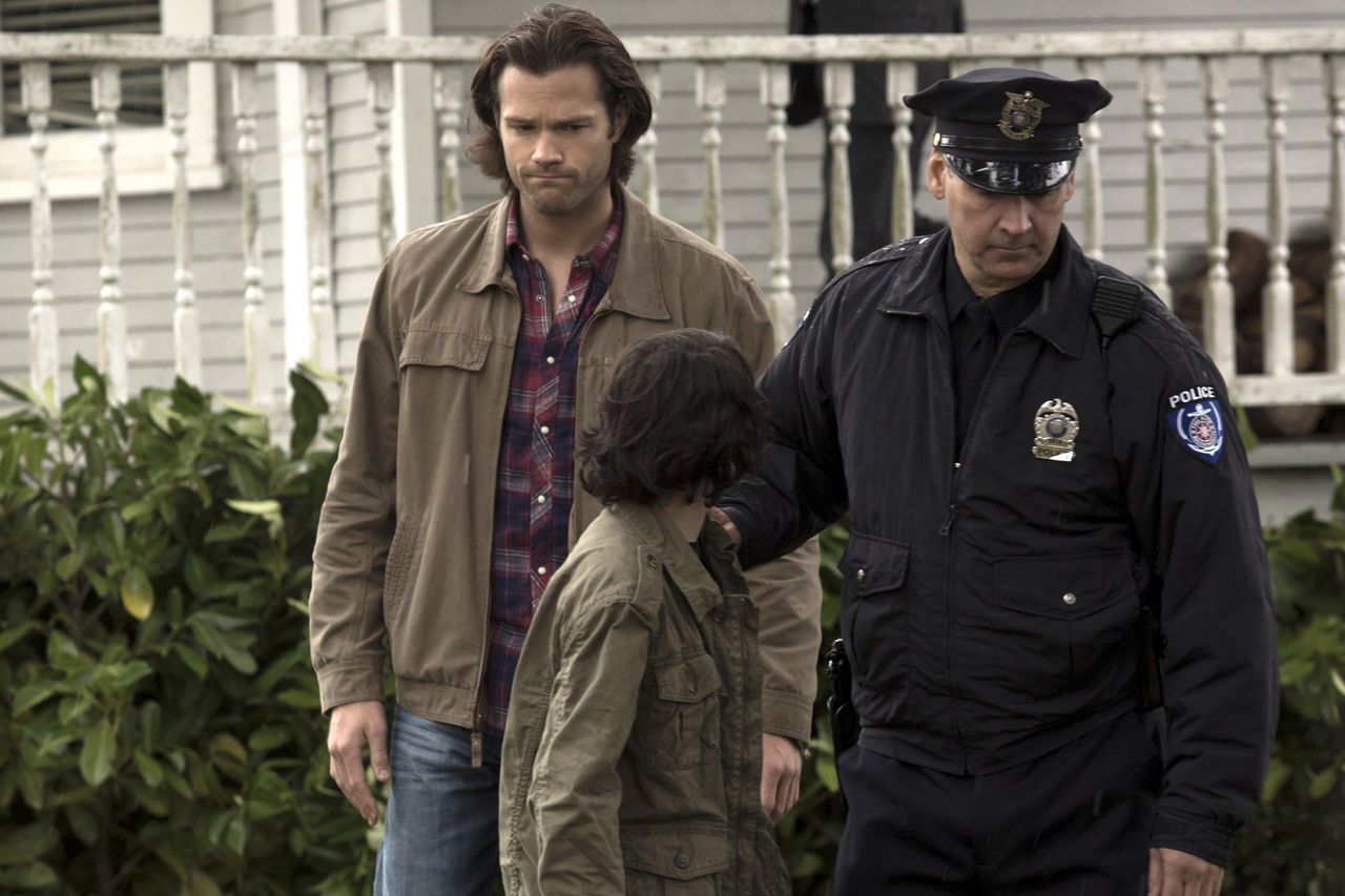 SUPERNATURAL, Jared Padalecki (left), Finn Wolfhard (back to camera - center), 'Thin Lizzie', Jared Padalecki and Finn Wolfhard in ‘Thin Lizzie’Credit: Katie Yu / The CW / Courtesy: Everett Collection