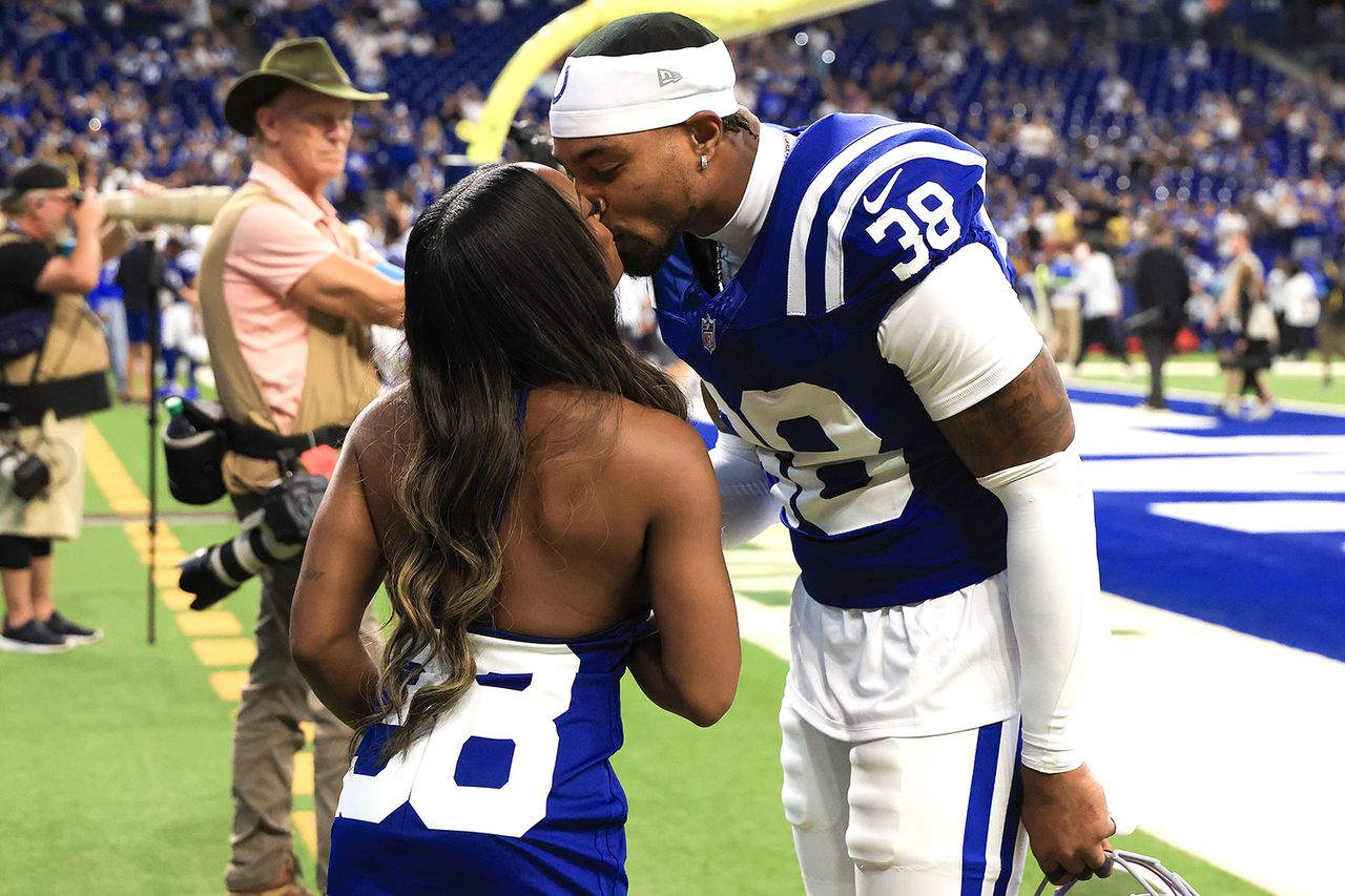 Simone Biles kisses Jonathan Owens on Sept. 13, 2026Credit: Justin Casterline/Getty