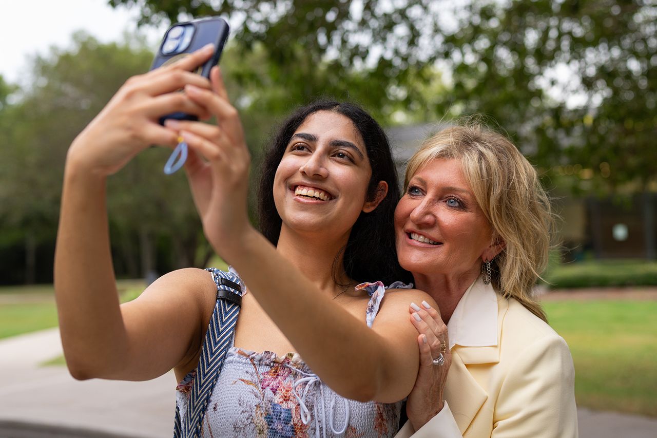 Kareena (left) and Jill Grandas (right) posing for a selfie.Credit: Jon Shapley for Tennessee Donor Services
