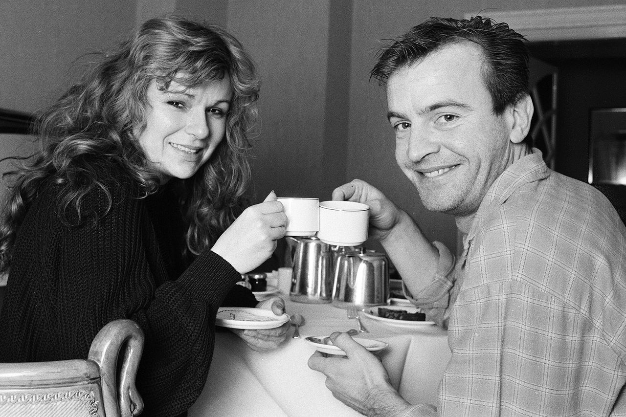 Julie Walters and Ian Charleson having tea at St James Club on February 6, 1986Credit: Nigel Wright/Daily Mirror/Mirrorpix/Getty